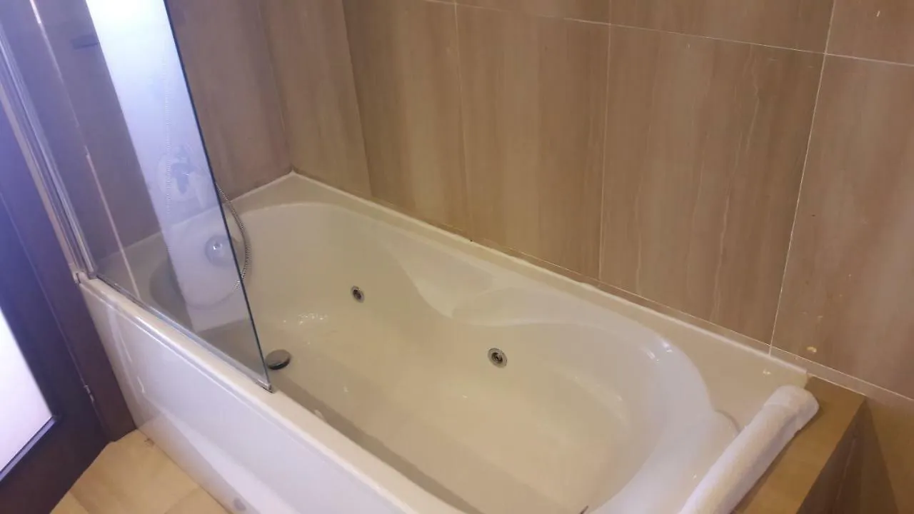 103 - Beach Apartment With Spa & Gym Estepona